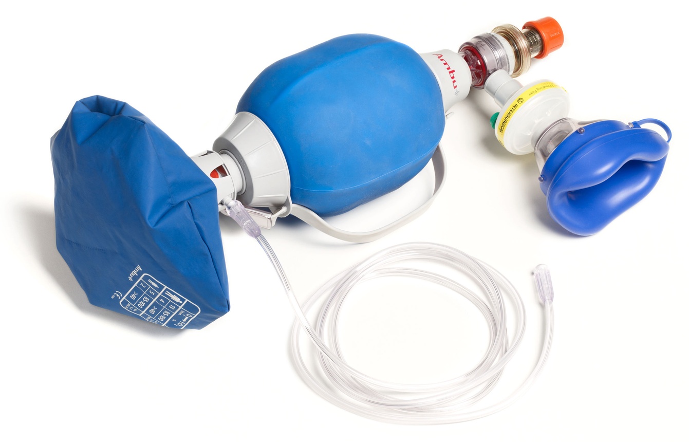 Selbstfüllender Beatmungsbeutel "Ambu Mark IV" mit Reservoir, O₂-Verbindungsschlauch, Bakterienfilter, Beatmungsmaske und aufgestecktem PEEP-Ventil