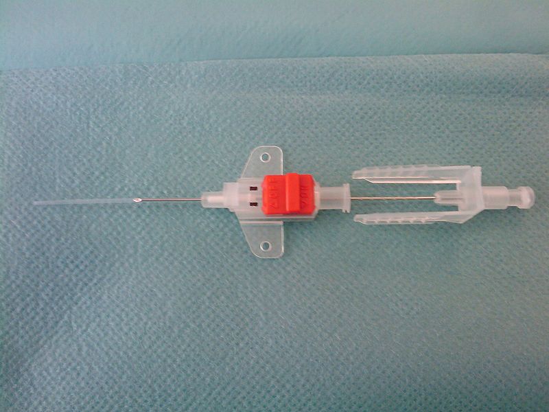 Arterielle Kanüle analog zu einem peripheren Venenverweilkatheter: Abweichend dazu verfügt diese arterielle Kanüle über einen Schiebeverschluss (rot).