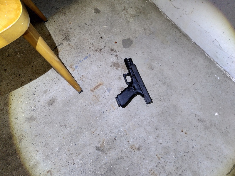 Waffe (P80) am Einsatzort nach einem Selbstmord