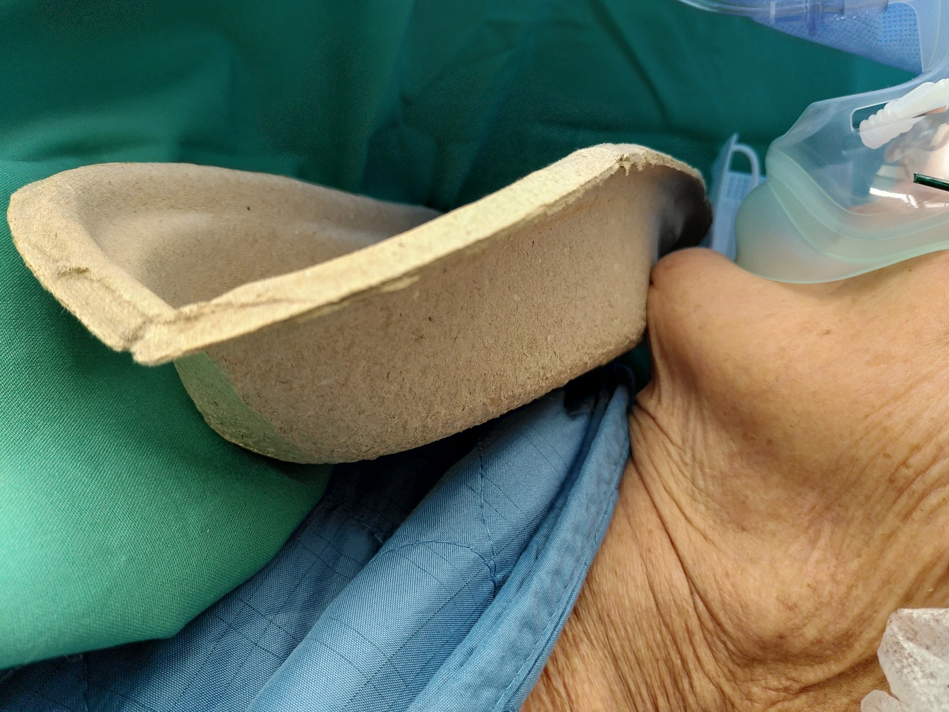 Rein mechanisch funktioniert auch diese Konstruktion, dennoch können zweckentfremdete Hilfsmittel zu Verletzungen oder Druckstellen führen. Wer Medizinprodukte außerhalb ihrer Zulassung verwendet, haftet als "Hersteller" vollumfänglich! (Druckstellen!)