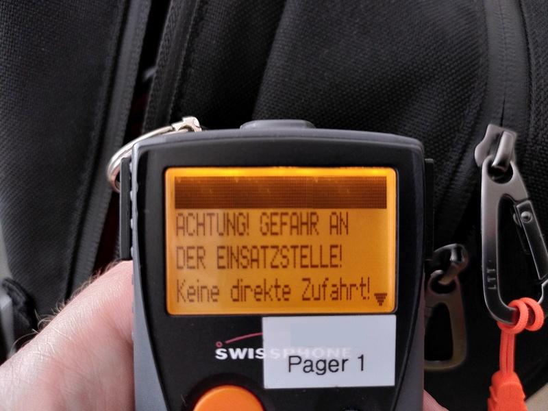 Meldung durch die Leitstelle: Bereitstellung in einem sicheren Bereitstellungsraum bis der Einsatzort von der Polizei gesichert wurde