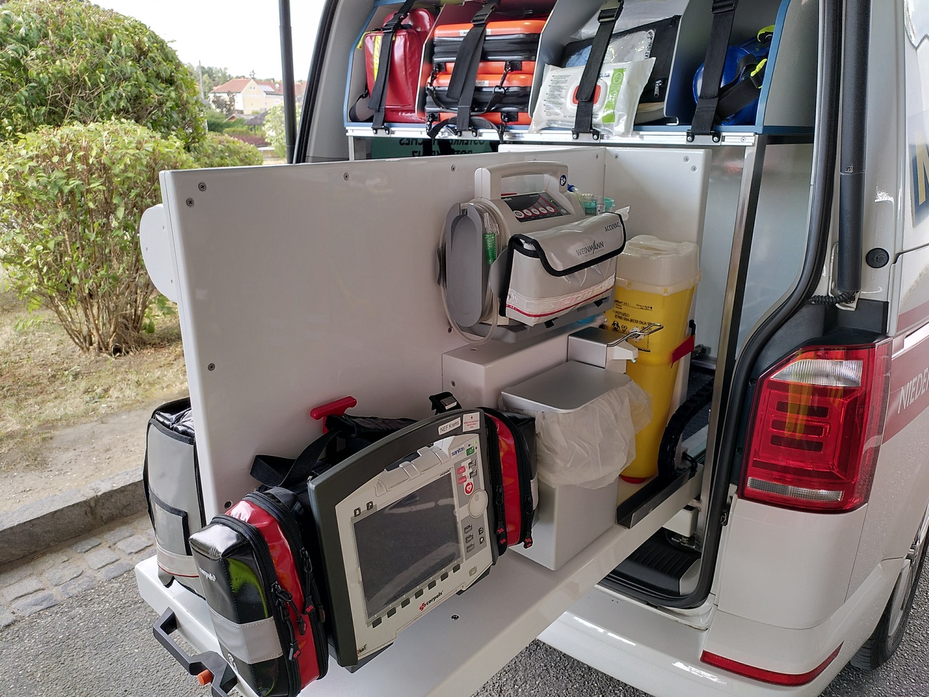 Auszug mit Patientenmonitor und Absaugeinheit