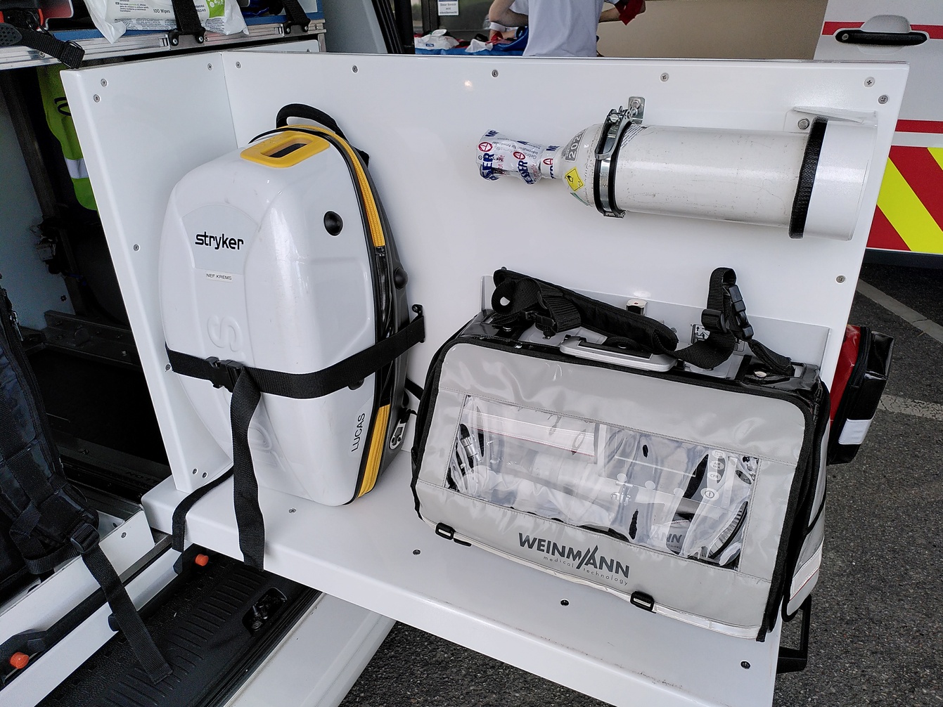 Auszug mit Beatmungsgerät und Thoraxkompressionsgerät "LUCAS™"