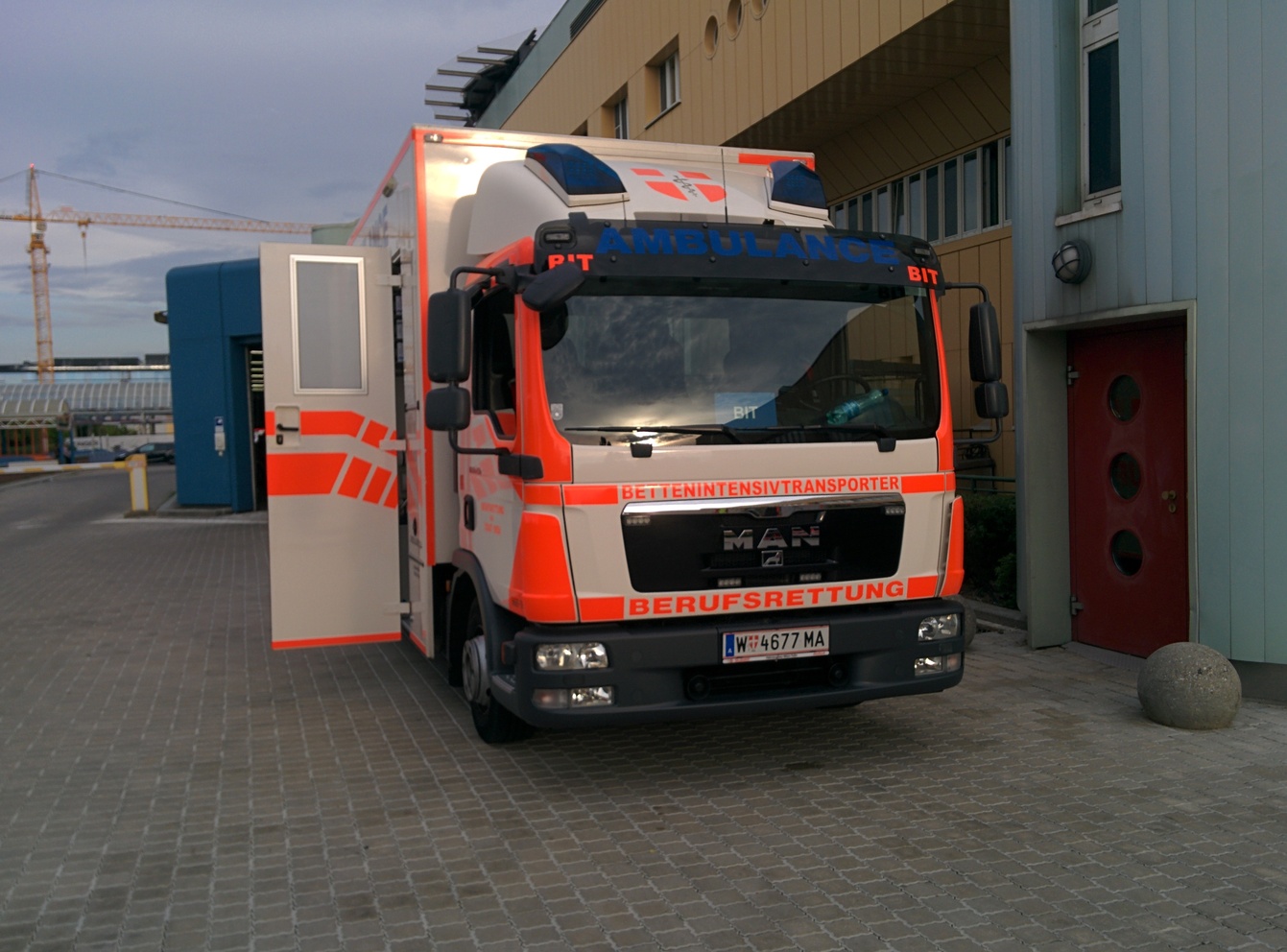 Bettenintensivtransporter: Dieses Fahrzeug auf LKW-Basis ermöglicht die Transferierung von Patienten in einem Intensivbett und wird auch im Primärrettungsdienst für sehr stark übergewichtige Patienten eingesetzt.