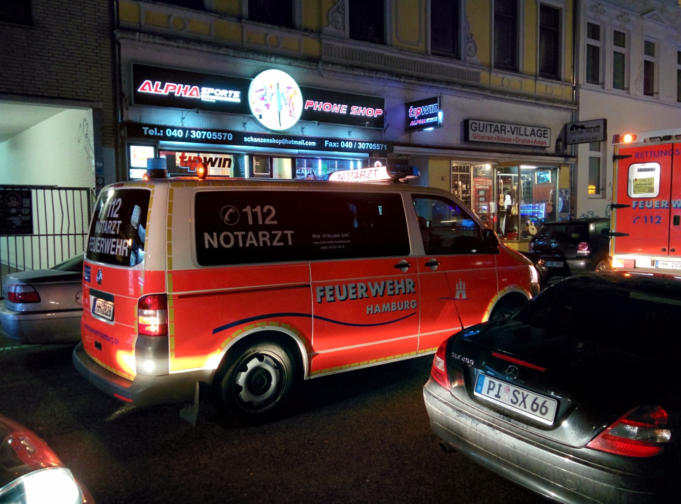 NEF der Hamburger Feuerwehr im Einsatz zusammen mit einem RTW