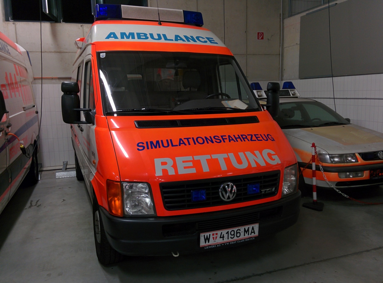 Ein ausgedienter RTW, welcher zu einem Simulationsfahrzeug mit Videokameras etc. umgewidmet wurde.