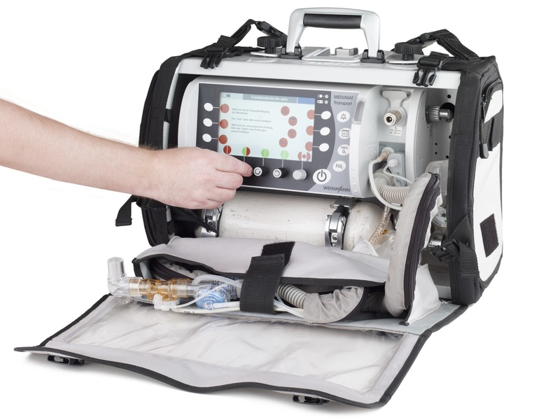 Medumat Transport. Dies ist ein Intensiv-Transportbeatmungsgerät, welches eine komplexe Beatmungstherapie ermöglicht. Die Bedieunung erfolgt mittels Monitor und Drehräder. Abgebildet ist die Durchführung einer Funktionskontrolle der Bedienelemente. © Ch. Pallinger, ℓ MfG