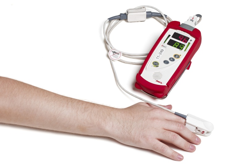 Handpulsoxymeter: Sauerstoffsättigung 96 %, Pulsfrequenz 89 / min © Ch. Pallinger, ℓ MfG