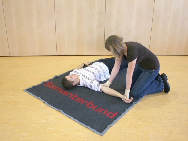 Zugewandten Arm im 90°-Winkel ausstrecken