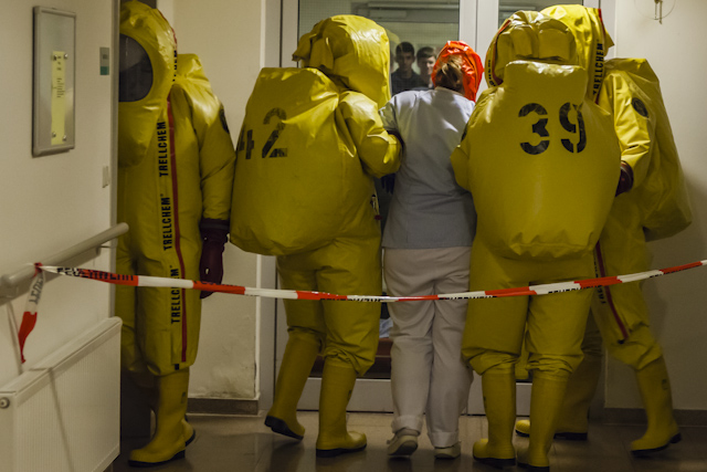 Eine Pflegekraft, die den Gefahrenbereich betreten hatte, wird gerettet.