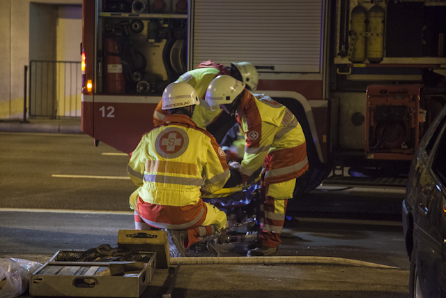Sanitäter bei der Versorgung nach einem Verkehrsunfall