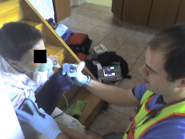 Patientin mit einem akuten Asthmaanfall: Sie sitzt auf einer Treppe und stützt sich nach hinten mit den Armen ab, um die Atemhilfsmuskulatur einzusetzen.