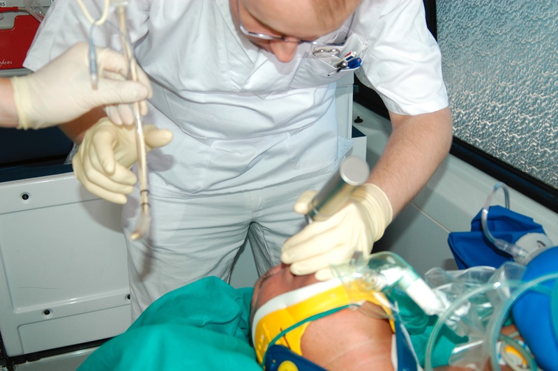 Zureichen des Tubus (rechte Hand!)