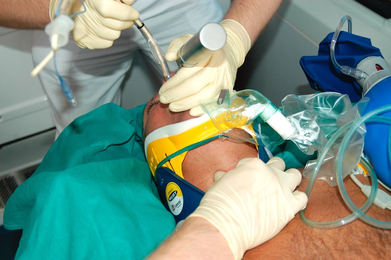 Einführen des Tubus, Assistenz führt auf Anweisung Kehlkopfdruck aus