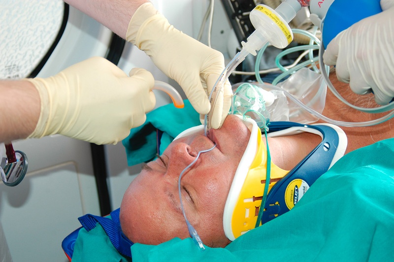 Beißkeil (hier: Guedel-Tubus) einführen