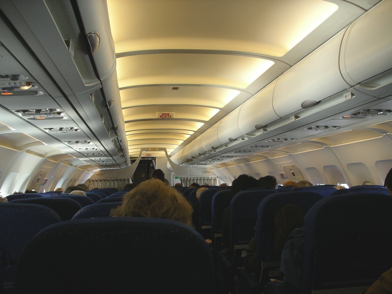 Die Economyclass. Sorgsam geschlichtet verbringen Menschen hier Stunden damit, Thrombosen zu basteln. Sebastian Gabriel 