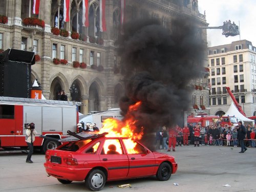 Ein Fahrzeug brennt und alle schauen fasziniert zu …