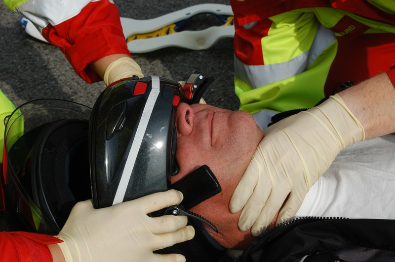 Helm kippen bis von oben die Nasenspitze sichtbar ist, danach vorsichtig nach hinten wegziehen