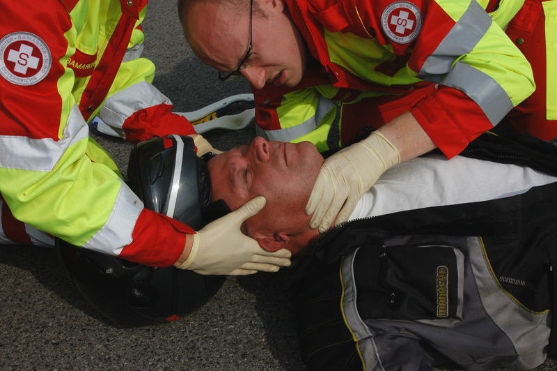 Nach dem Abziehen Stabilisierung des Kopfes übernehmen. Keinen Zug und keine Stauchung ausüben!