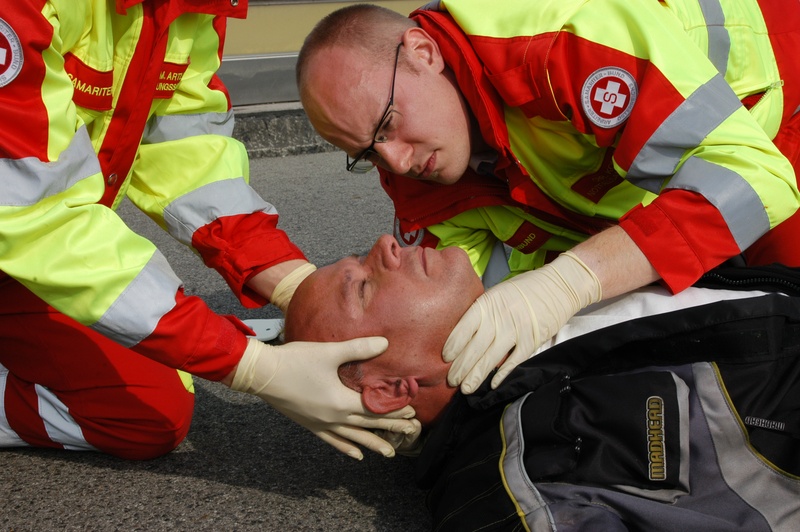 Nach der Helmabnahme erfolgt sofort das Anlegen einer HWS-Schiene. Der Kopf bleibt in Neutralposition zug- und stauchungsfrei fixiert. Die passende Größe der HWS-Schiene wird bestimmt und eingestellt.