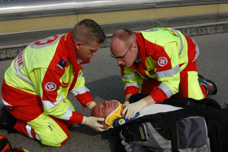 HWS-Schiene zuerst unter dem Patienten durchführen, danach am Kinn anlegen.