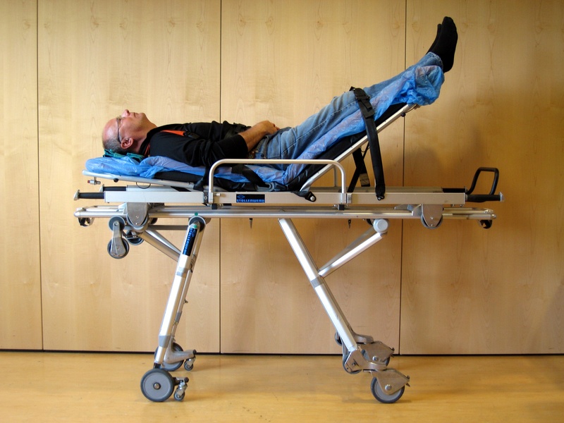 Lagerung mit erhöhten Beinen.