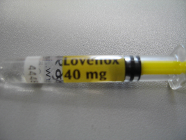 Thromboseprophylaxe. Niedermolekulares Heparin (hier Lovenox™) verhindert Thrombosen die z. B. durch lange Immobilisation (Reisen, Bettlägrigkeit, Gips, …) entstehen können. Die Substanz wird unter die Haut ("subkutan") gespritzt. Sebastian Gabriel 