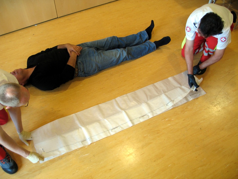 … die näher zum Patient liegende Hälfte umschlagen…