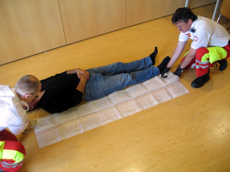 … und das Tuch an den Patienten legen.