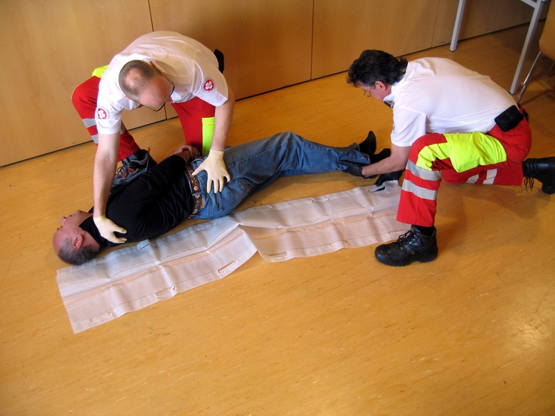 Patient leicht anheben und Tuch bis zur Hälfte unterschieben …