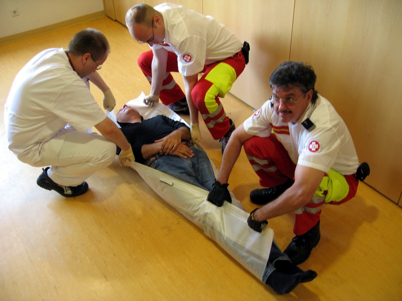 Zu dritt das Tuch fest anpacken …